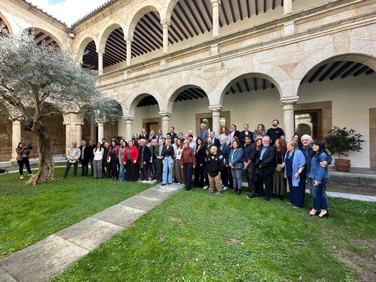 Fotografía de familia de la presentación en la sede de la Presidencia de la Junta de Extremadura