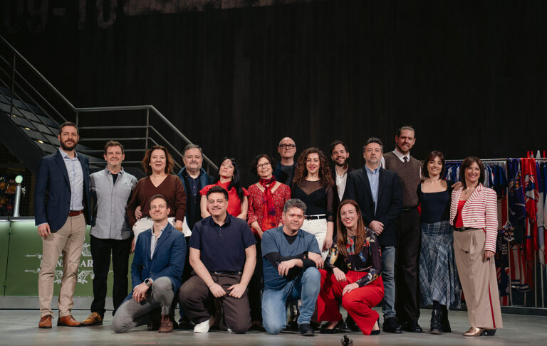 Elenco y equipo artístico de 'Jugar con fuego' posan en el escenario del Teatro de la Zarzuela