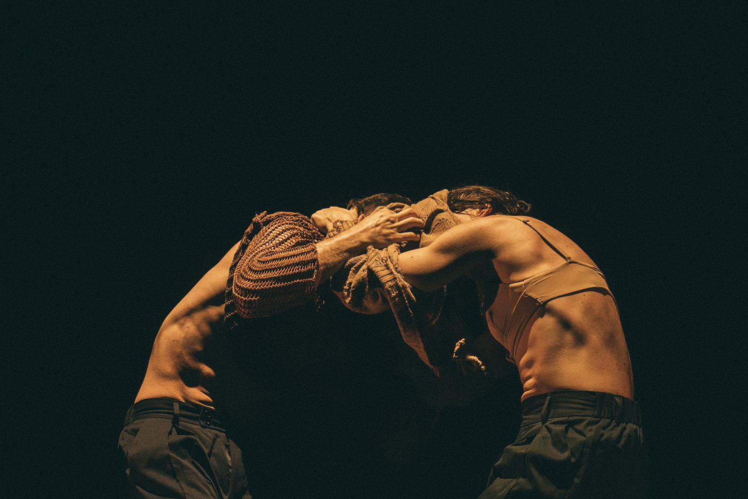 Un momento de Next to my Skin, de compañía laMONTO