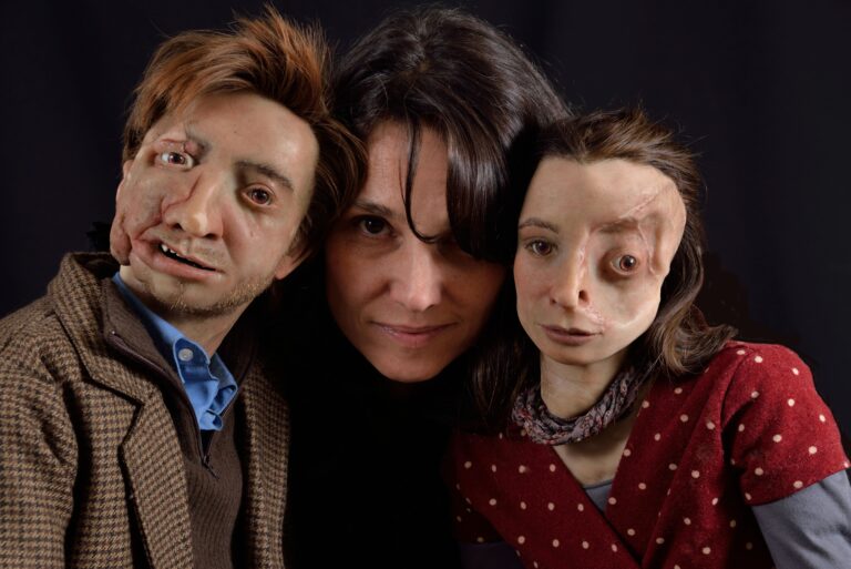 La directora Aline Kuppenheim junto a dos de las marionetas del espectáculo