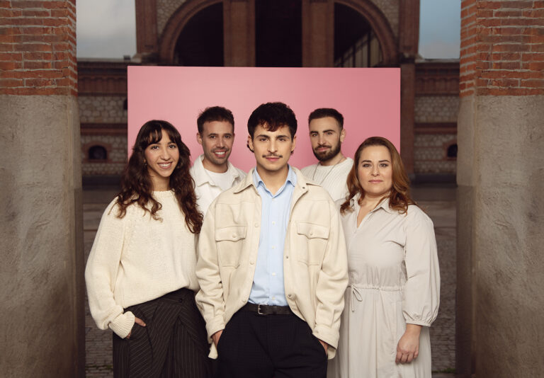 Imagen promocional compuesta por el reparto de la obra