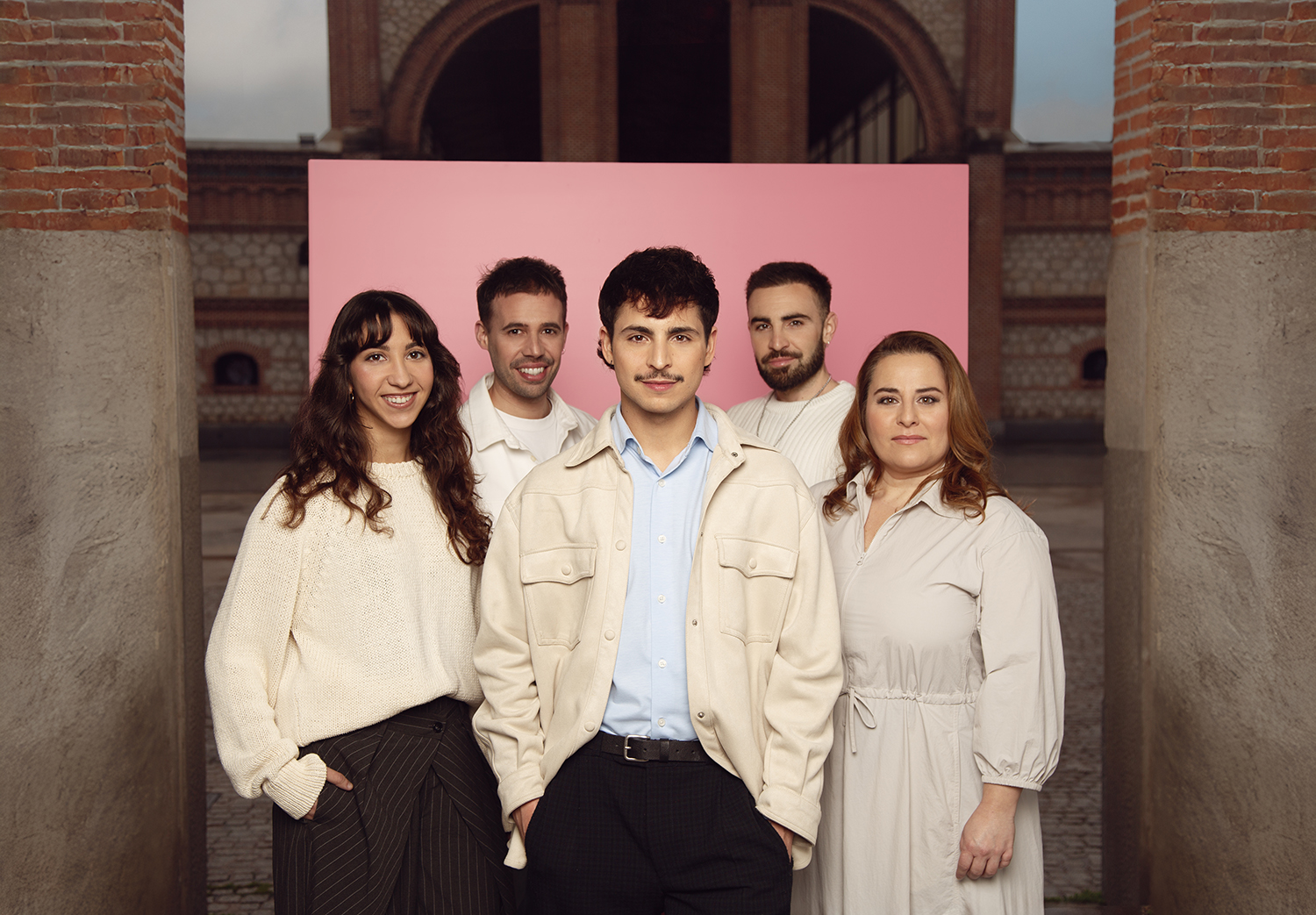 Imagen promocional compuesta por el reparto de la obra