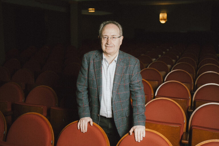 Jesús Cimarro Premio Max 2026 en el patio de butacas del madrileño Teatro de La Latina