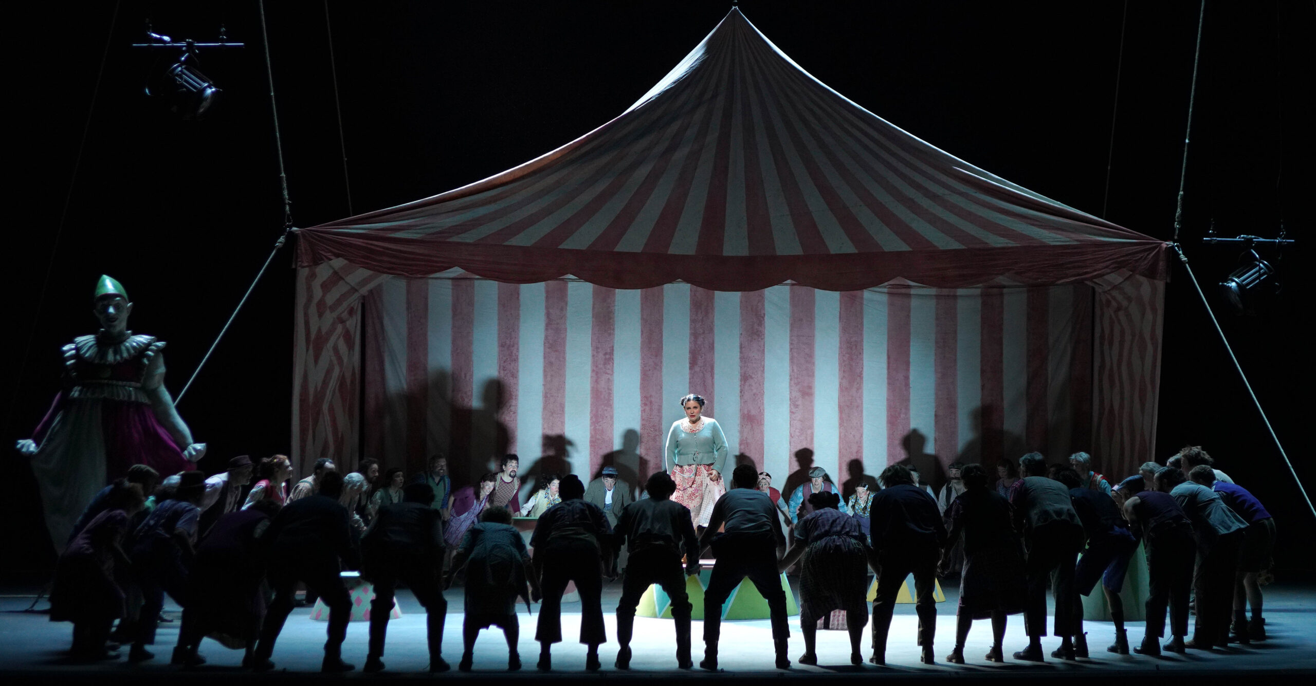 Natalia Tanasii (Mařenka) y Coro Titular del Teatro Real