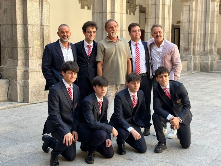 Fotografía de familia del equipo artístico en la presentación
