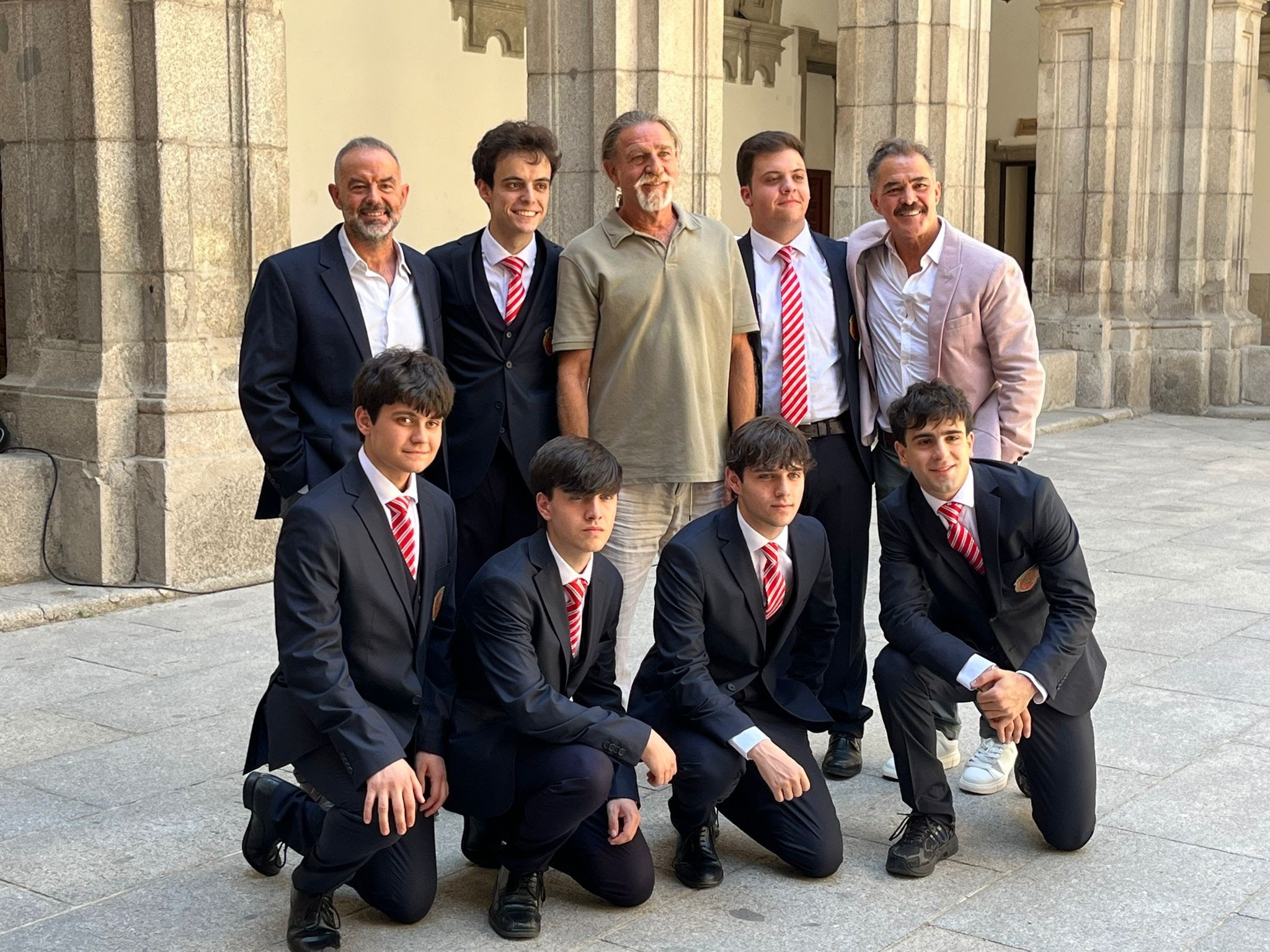 Fotografía de familia del equipo artístico en la presentación