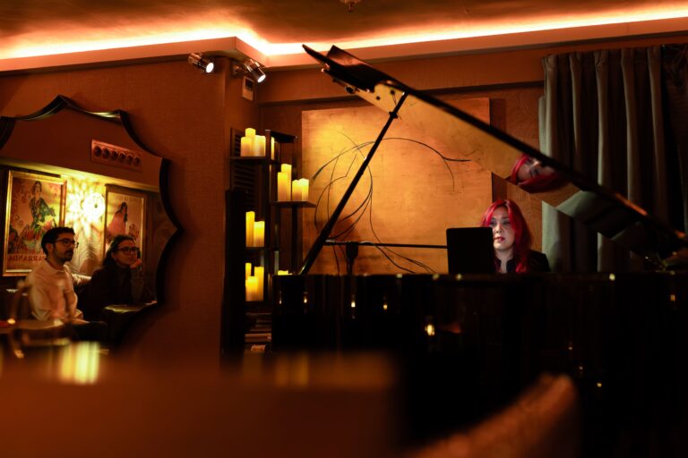 Karla Silva en el concierto "She Plays Jazz: A Tribute to the Great Voices of Jazz" en el Café de la Ópera