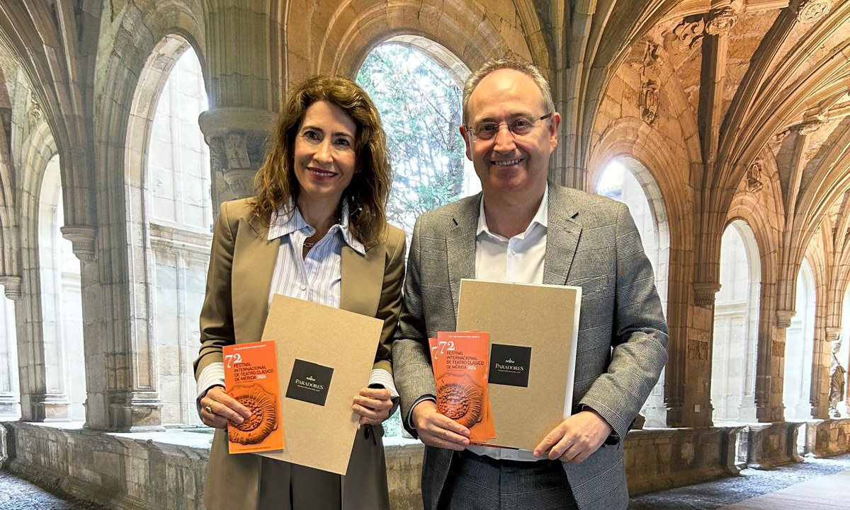 Los protagonistas posan tras la firma del convenio