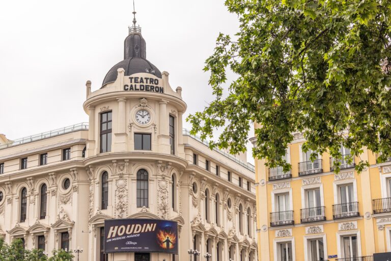 Imagen de la fachada del Teatro Calderón que luce la restauración de su reloj