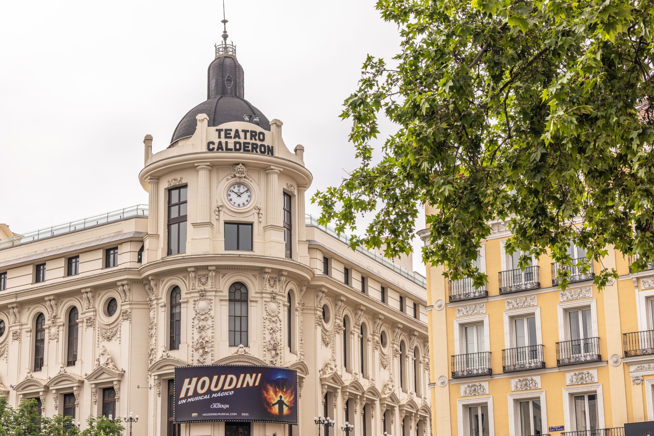 Imagen de la fachada del Teatro Calderón que luce la restauración de su reloj