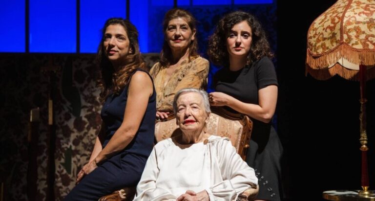 Las protagonistas posan en un rincón de la escena
