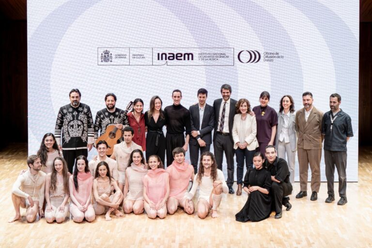 Foto de familia tras la presentación con los participantes del evento