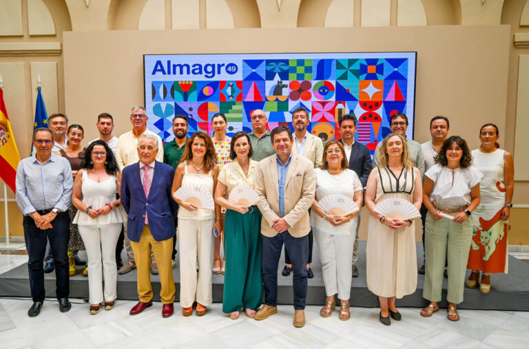 Fotografía de familia de la presentación del festival en la Diputación Provincial de Ciudad Real