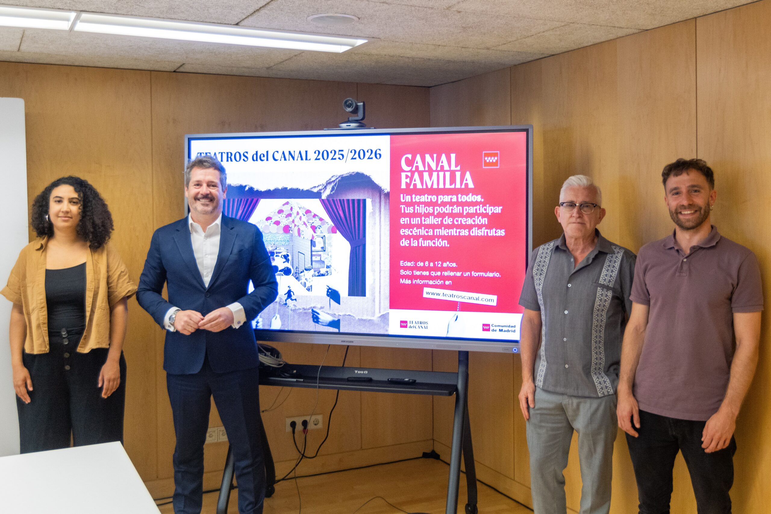 (De izq. a dcha.: Irene Mariné, de La Grieta Teatro Social; Mariano de Paco Serrano, consejero de Cultura, Turismo y Deporte de la Comunidad de Madrid; Ruperto Merino, director gerente de Teatros del Canal; y Ángel Villalón, de La Grieta Teatro Social)