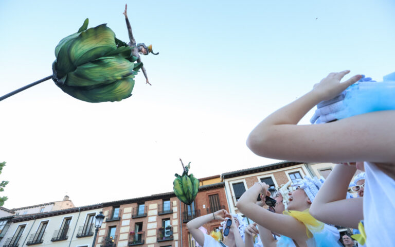 El jardín 'De fanfarrias y maravillas' se desplegó ayer en la Plaza de Cervantes