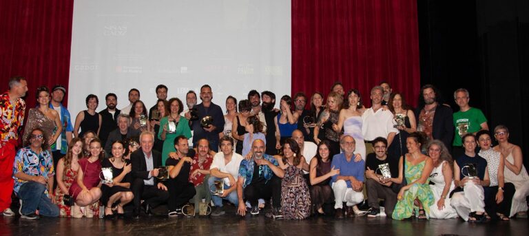 Fotografía de familia de los galardonados y participantes