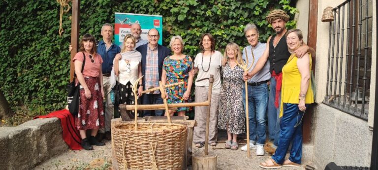 Manuel Lagos Gismero, Director General de Cultura e Industrias Creativas de la Comunidad de Madrid, junto al equipo organizador del Festival Escenas de Verano 2026 y el artista Nando Caneca, durante la presentación del festival celebrada en la Casa Museo Lope de Vega