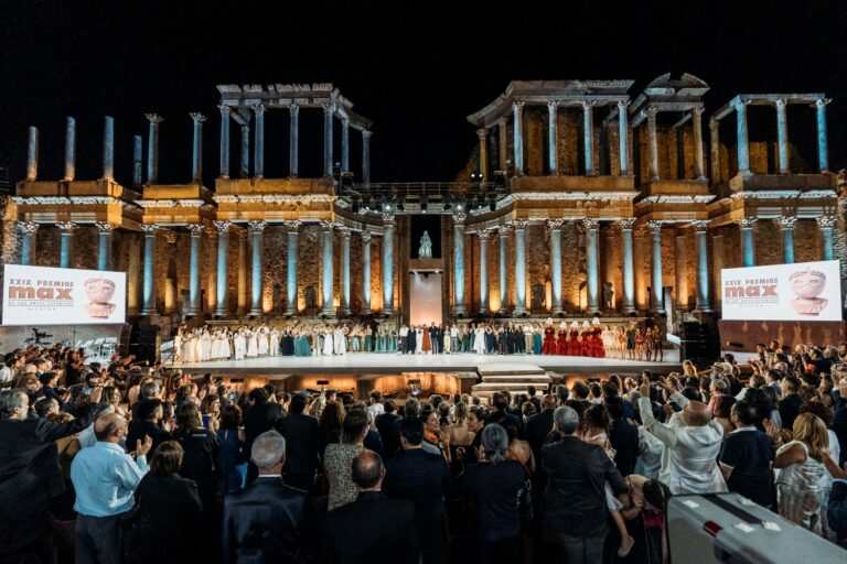 Fotografía de familia de todos los participantes en la Gala
