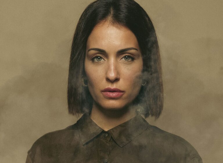 Hiba Abouk en una imagen promocional de 'Cucaracha'