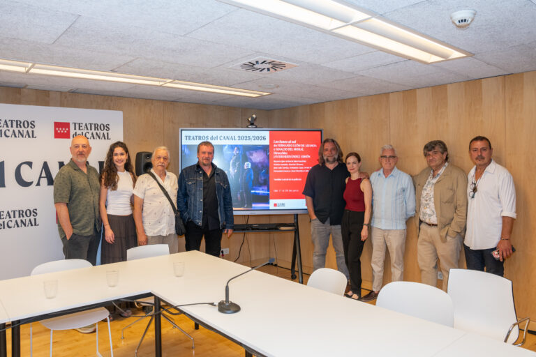 Foto de la rueda de prensa celebrada hoy en Teatros del Canal. Ruperto Merino, director de Teatros del Canal, junto a parte del elenco de Los lunes al sol