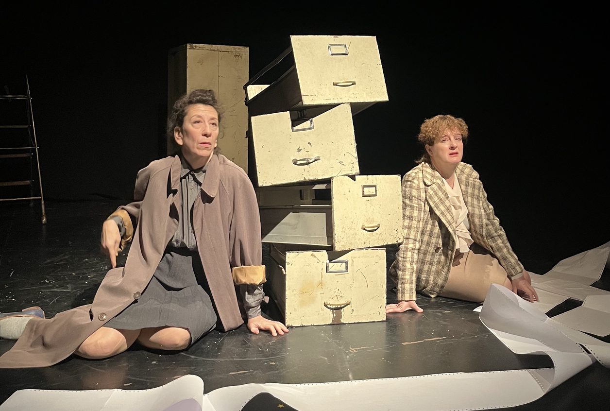 Las actrices Paula Ransenberg y Nayla Pose durante un momento de la escena