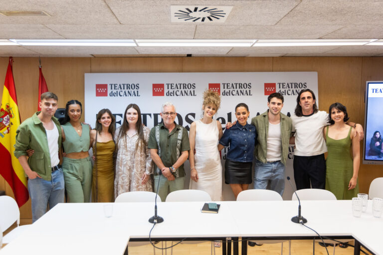 Imagen del posado realizado durante la rueda de prensa celebrada hoy, con Ruperto Merino, director de Teatros del Canal, junto a Esther Acebo, Hiba Abouk, Julio Peña, Lucía Diez, Claudia Suarez,   Miriam Queba, Nakarey y Javier Amann
