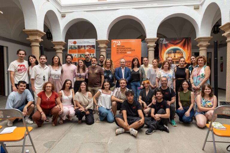 Responsables y participantes de Agusto en Mérida y el Curso de Música con el director del Festival, Jesús Cimarro, en la presentación de las actividades en la sede del festival en Mérida