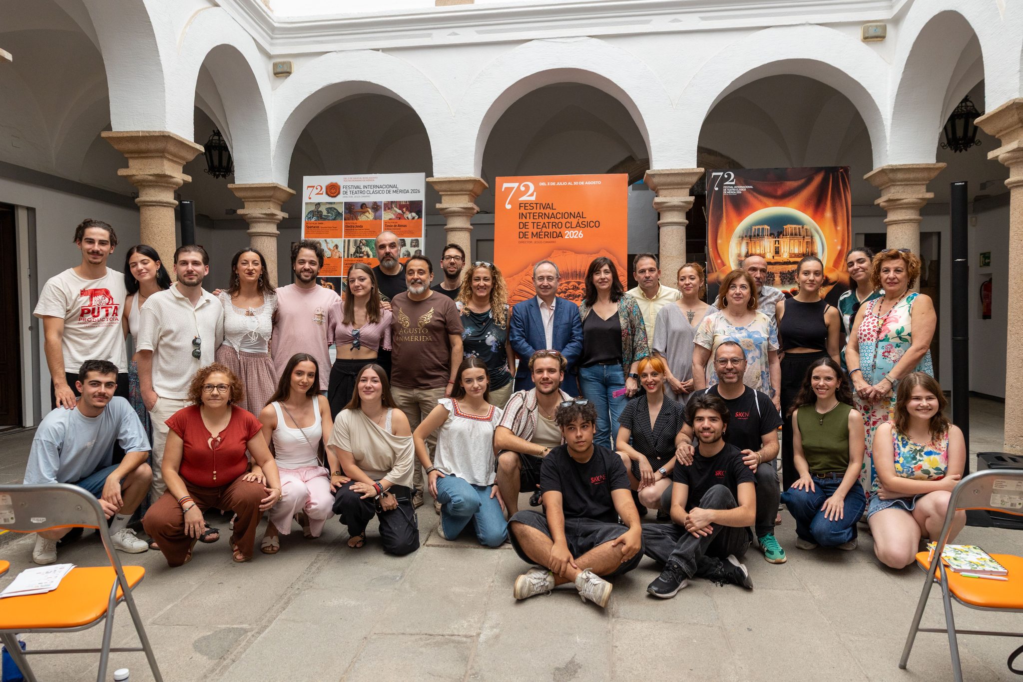 Responsables y participantes de Agusto en Mérida y el Curso de Música con el director del Festival, Jesús Cimarro, en la presentación de las actividades en la sede del festival en Mérida