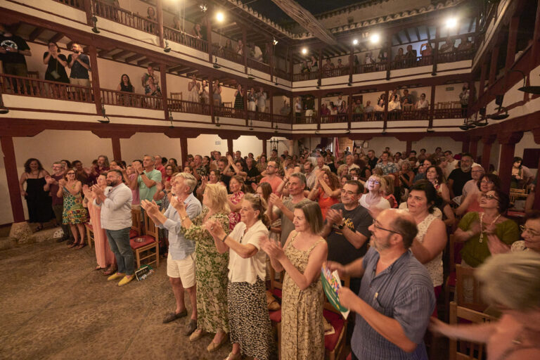 Imagen del patio de mosqueteros del Corral de Comedias de Almagro con público asistente a esta 49º edición