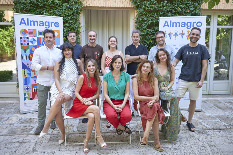 Fotografía de familia de las compañías manchegas participantes en el festival