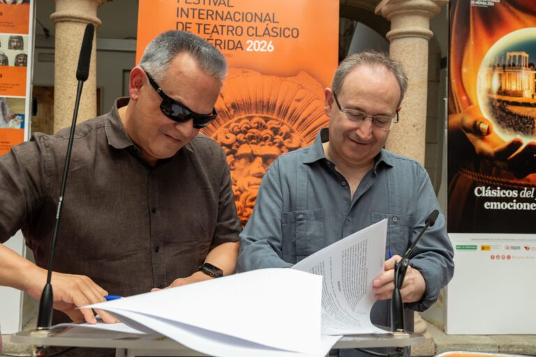 Ángel Luis Gómez, director de Promoción Sociocultural, Artística y Deportiva de la ONCE, y Jesús Cimarro, director del Festival, rubrican el convenio