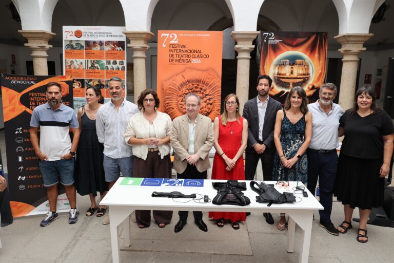 El director del Festival, Jesús Cimarro, en el centro junto a autoridades y responsables de la Fundación CB y la FEDEAPAS esta mañana en la presentación de las medidas de accesibilidad