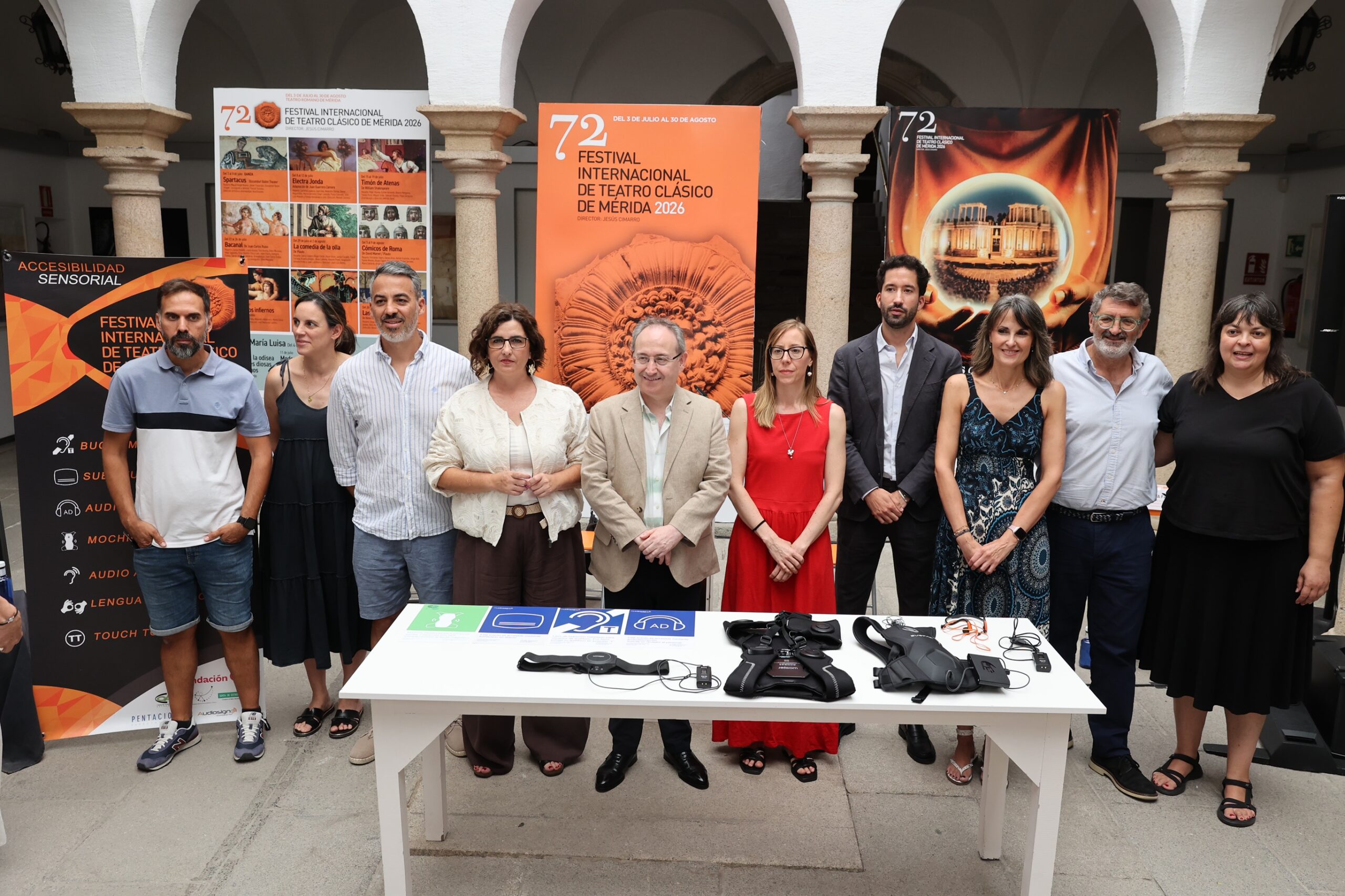 El director del Festival, Jesús Cimarro, en el centro junto a autoridades y responsables de la Fundación CB y la FEDEAPAS esta mañana en la presentación de las medidas de accesibilidad