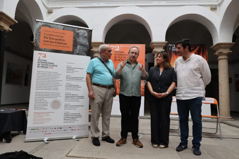 El director del Festival junto a Santiago López Moreda (izquierda) y la delegada Ana Aragoneses y el director de la Editora Regional, Antonio Girol (derecha)