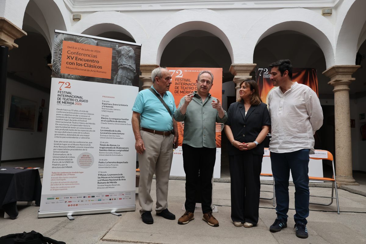 El director del Festival junto a Santiago López Moreda (izquierda) y la delegada Ana Aragoneses y el director de la Editora Regional, Antonio Girol (derecha)