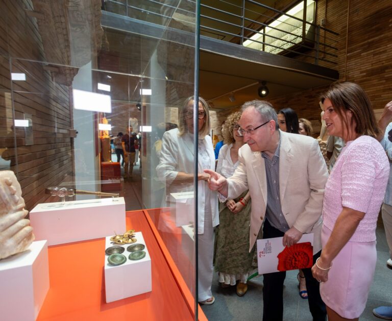 Jesús Cimarro y las autoridades contemplan unos crótalos durante el recorrido por la exposición tras su inauguración
