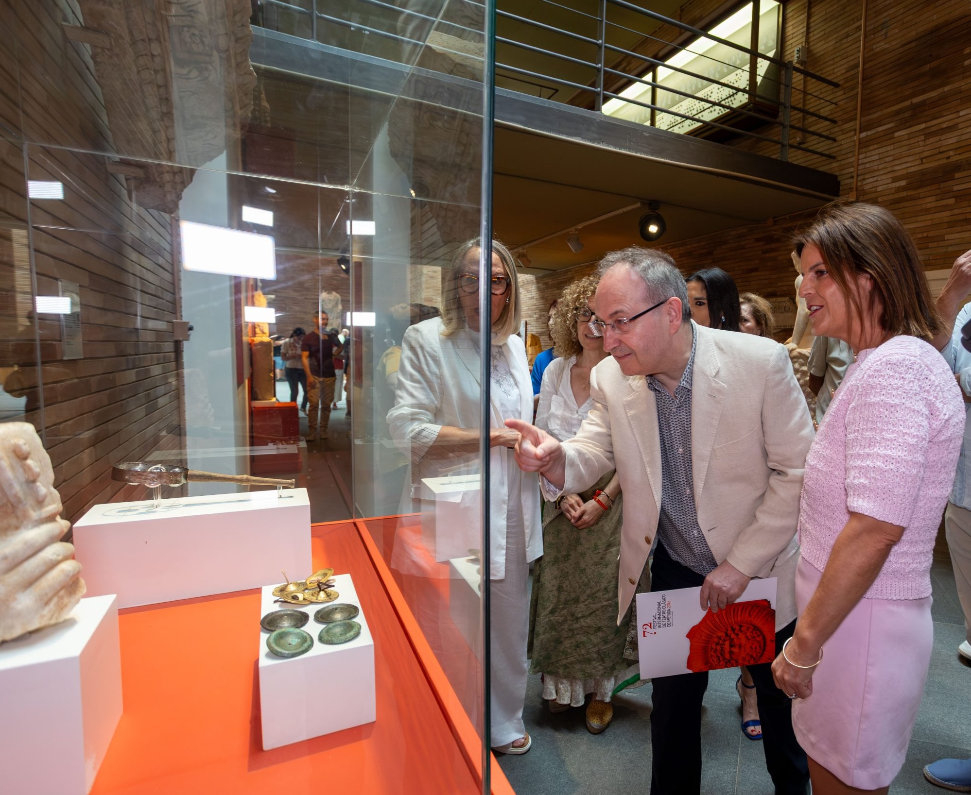 Jesús Cimarro y las autoridades contemplan unos crótalos durante el recorrido por la exposición tras su inauguración