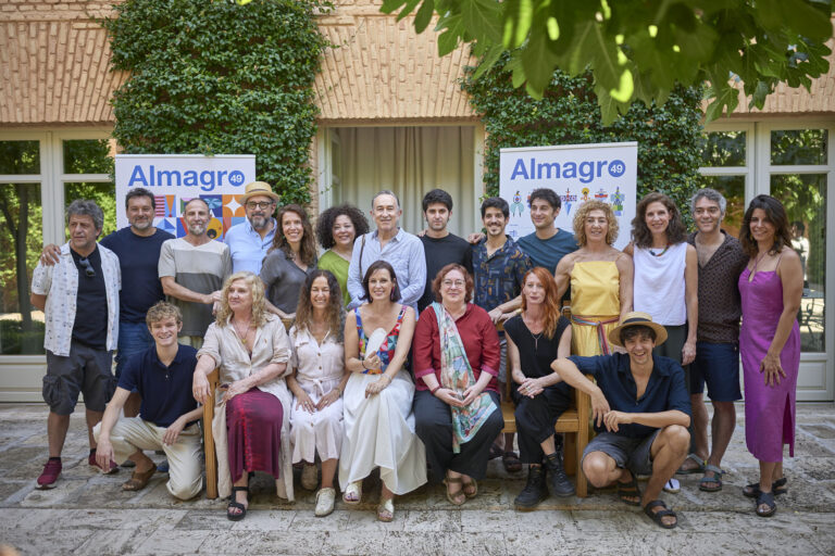 Fotografía de familia de los integrantes de las producciones de la CNTC que han llegado a Almagro