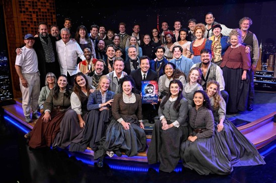 Gerónimo Rauch y el elenco en la visita al show
