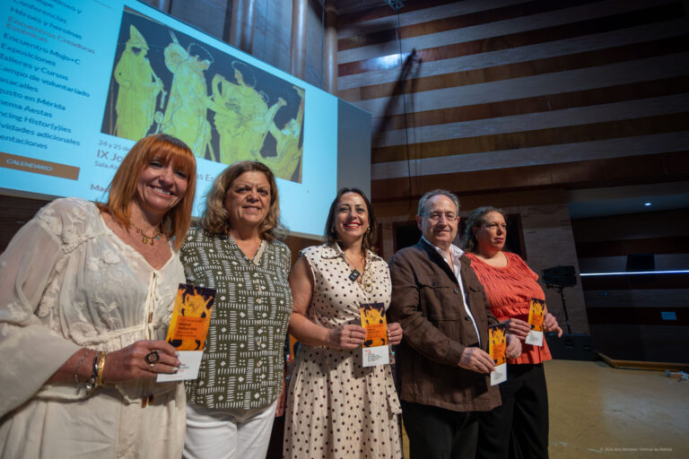 La diputada de Igualdad, la coordinadora del Encuentro, la secretaria general de Igualdad, el director del Festival y la primera teniente de alcalde del Ayuntamiento de Mérida esta mañana en la inauguración de las jornadas