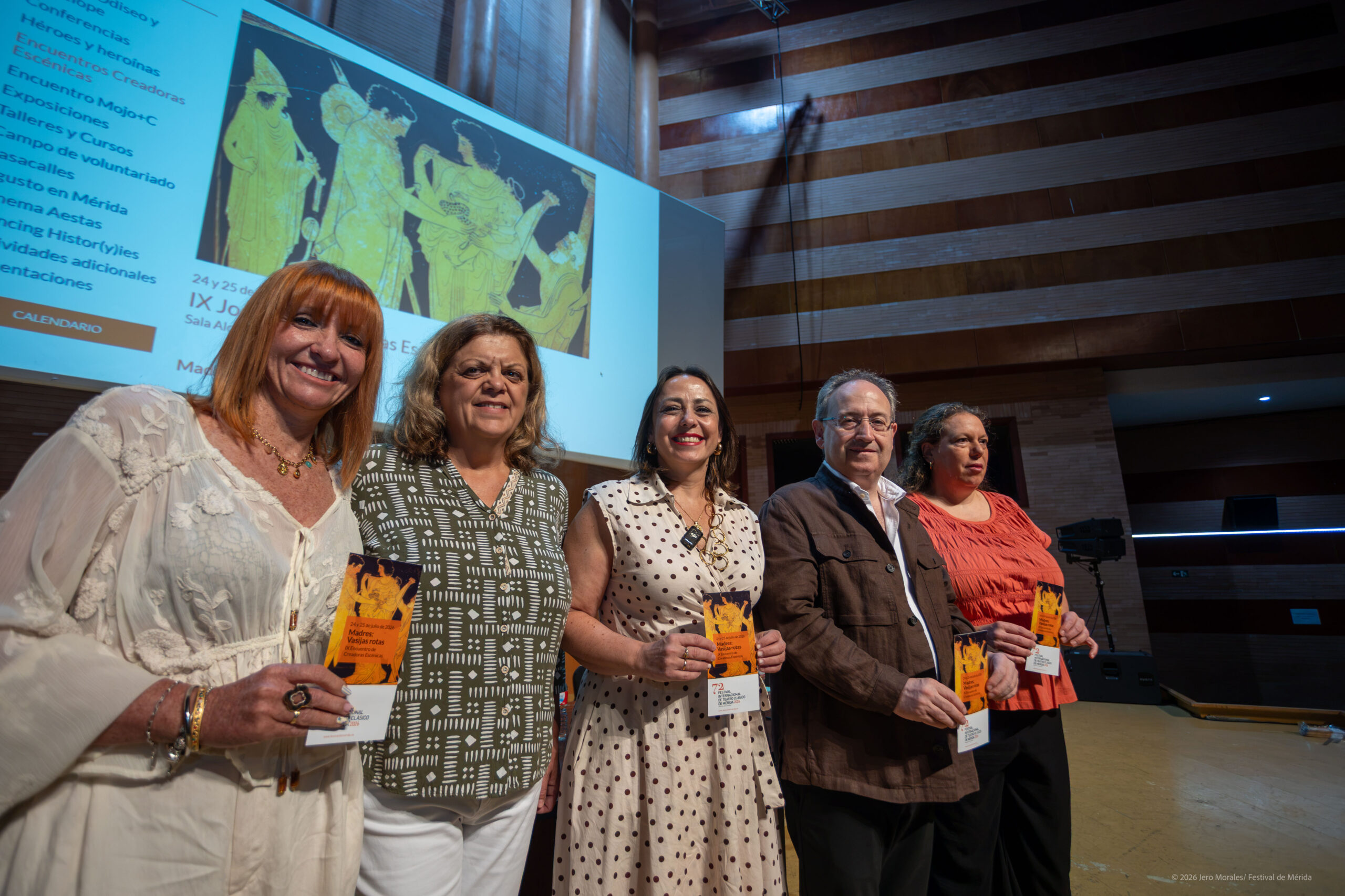 La diputada de Igualdad, la coordinadora del Encuentro, la secretaria general de Igualdad, el director del Festival y la primera teniente de alcalde del Ayuntamiento de Mérida esta mañana en la inauguración de las jornadas