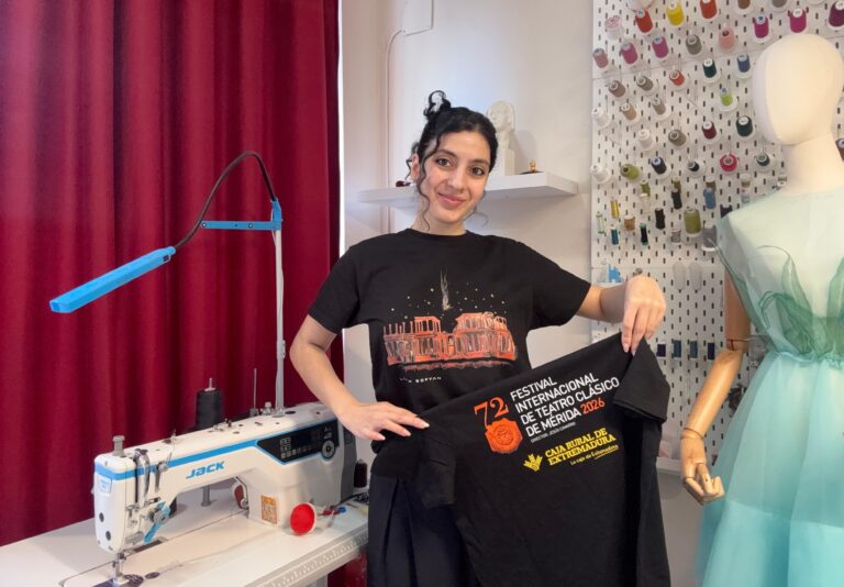 Lilith Sofyan posa con la camiseta del festival