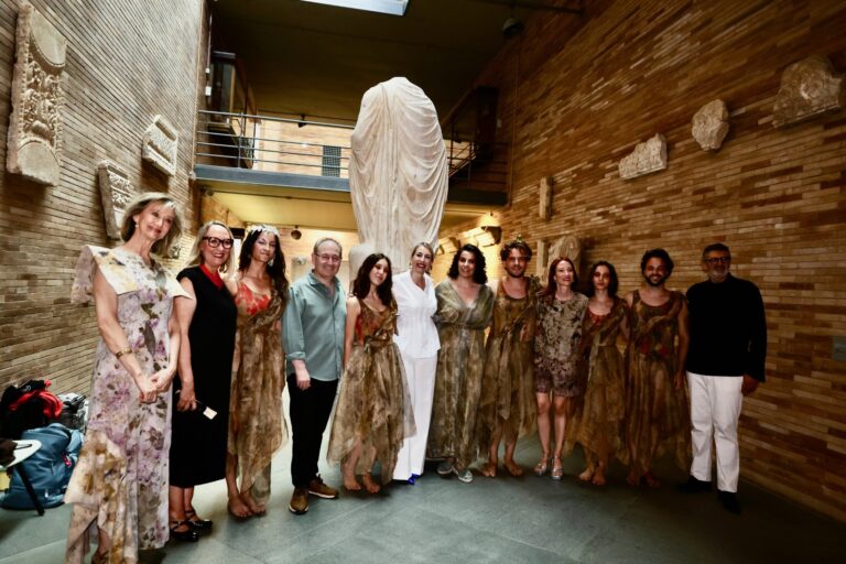 Protagonistas y participantes posan junto al director del festival