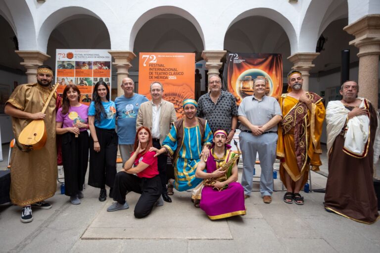 El director del Festival, Jesús Cimarro, junto a los responsables del pasacalles y cuentacuentos, algunos de sus intérpretes y el coordinador de Cinema Aestas, David Garrido