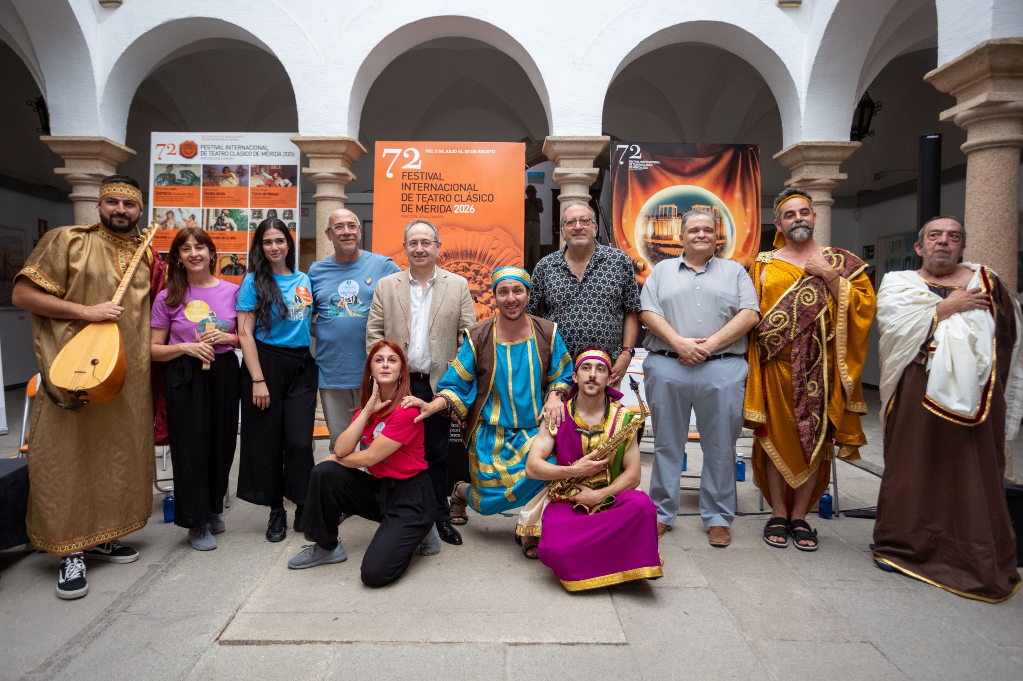 El director del Festival, Jesús Cimarro, junto a los responsables del pasacalles y cuentacuentos, algunos de sus intérpretes y el coordinador de Cinema Aestas, David Garrido