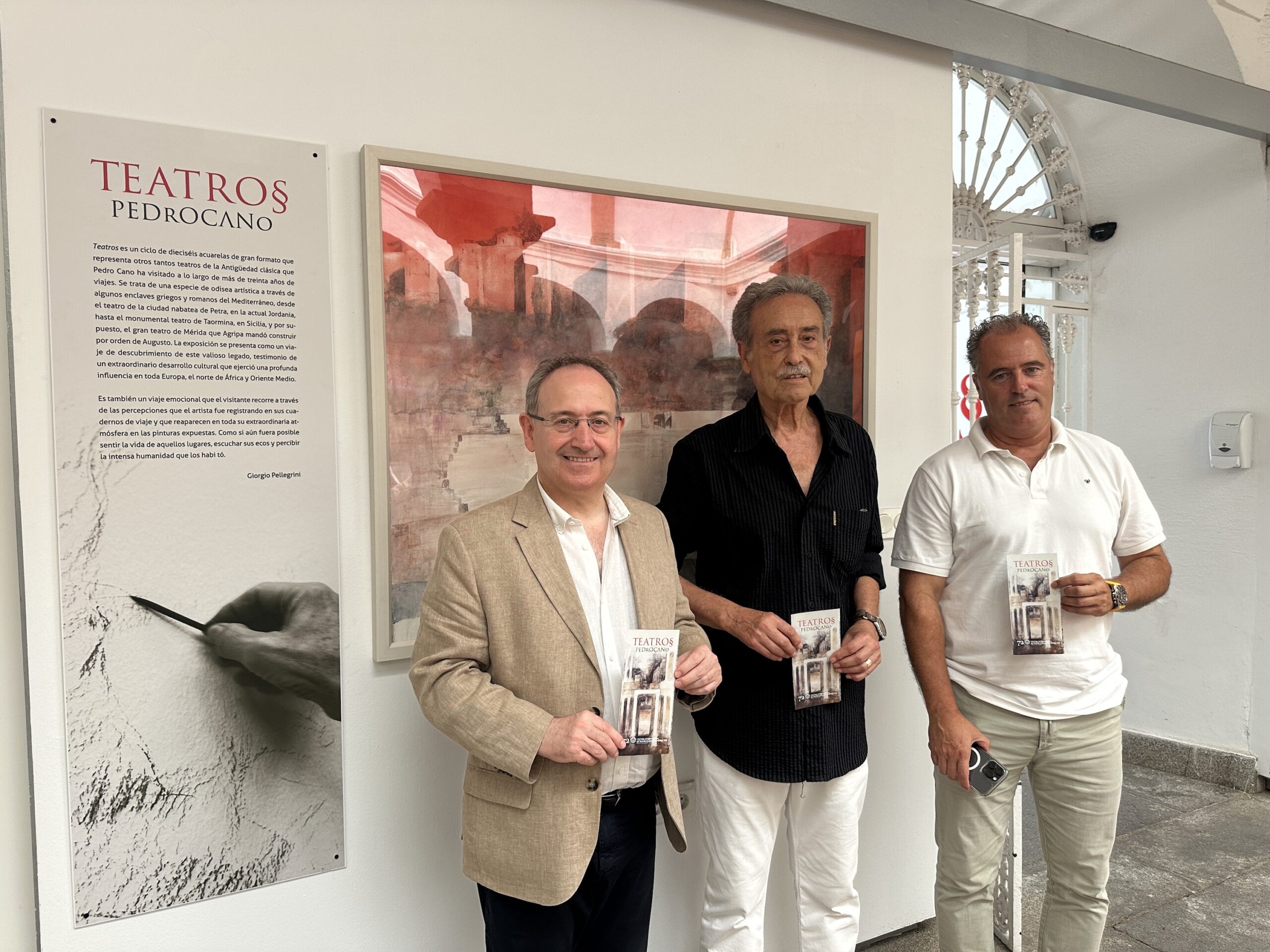 El director del Festival, Jesús Cimarro, junto al pintor Pedro Cano y el delegado municipal Toni Marín en la exposición inaugurada hoy en la sede del Festival