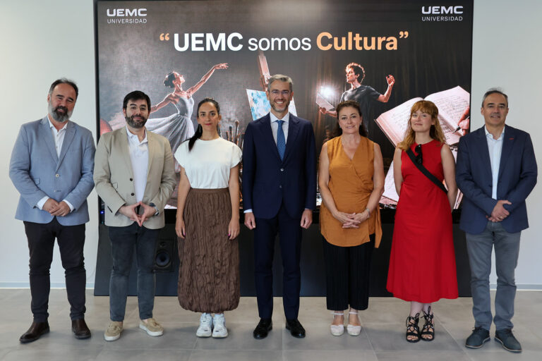 De izq. a dcha.: Pablo González-Posada, director de Comunicación Externa de la UEMC, Ernesto Monsalve, Alicia Álvarez, Jesús Zarzuela, Belén Pascual, Patricia Martín y Daniel Tomillo, coordinador del UEMC Somos Cultura