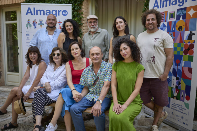 Fotografía de familia de los integrantes de las nuevas producciones que se verán en Almagro este fin de semana