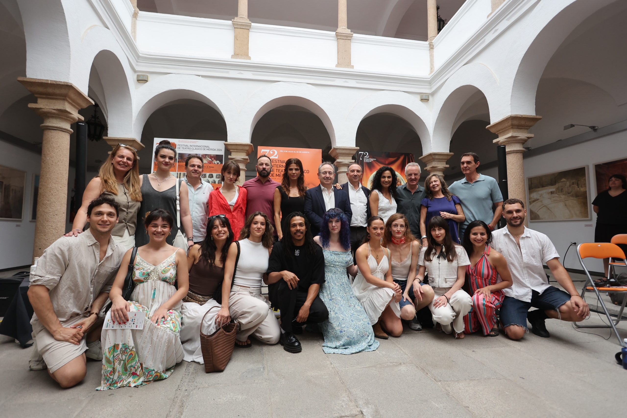 El director del Festival y autoridades junto al equipo artístico de Bacanal