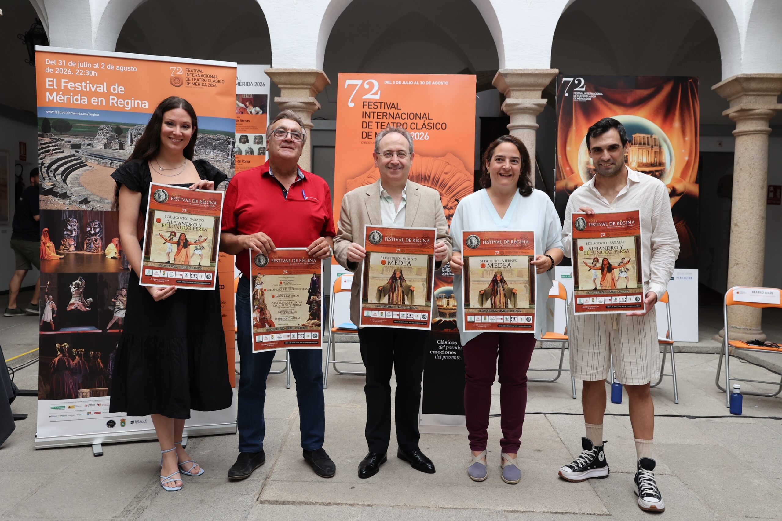 La actriz Beatriz Solís, el alcalde de Casas de Reina, el director del Festival, la directora general de Patrimonio Cultural y el actor Miguel Pérez Polo esta mañana en la presentación de la programación de Regina